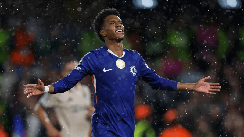 Por que o atacante Estevão não joga hoje? Chelsea confirma lesão muscular e preserva brasileiro para a Champions League. Saiba tudo aqui.