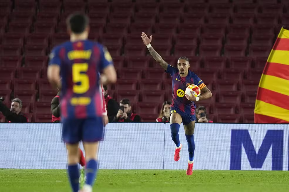 Veja onde assistir Athletic Bilbao x Barcelona ao vivo hoje em LaLiga. Confira escalações, desfalques e horário do duelo no San Mamés neste sábado (07).