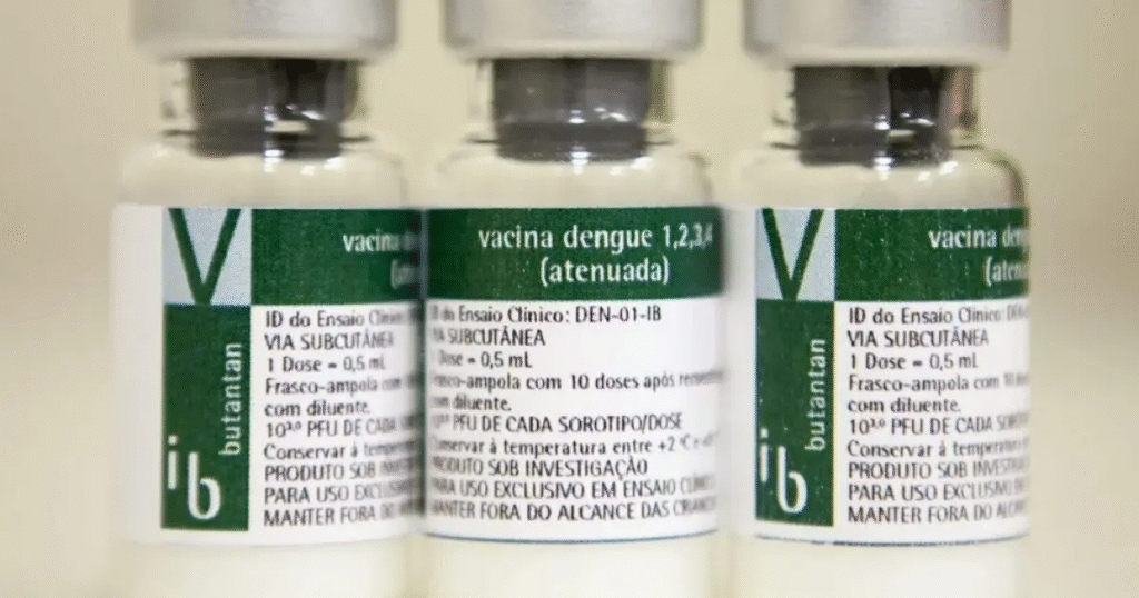 Vacina da dengue do Butantan mantém 80,5% de eficácia contra casos graves após 5 anos. Saiba mais sobre o estudo da Nature Medicine e a vacinação no SUS.