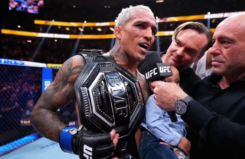 Charles do Bronx atropela Max Holloway e é o novo campeão BMF do UFC