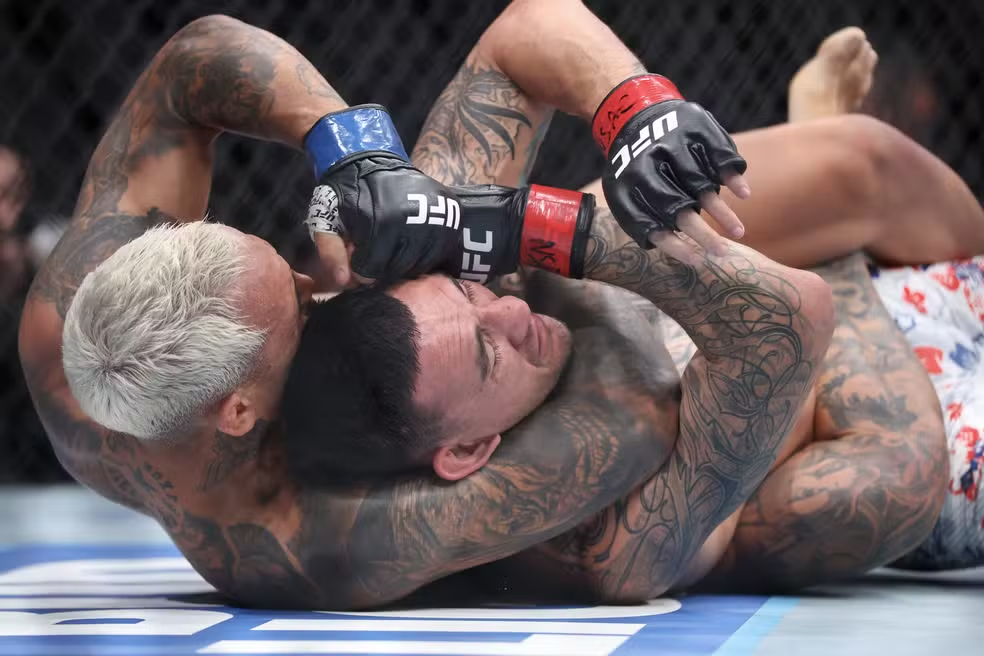 Charles do Bronx vence Max Holloway por decisão unânime no UFC 326 e conquista o cinturão BMF. Confira o resumo da luta.