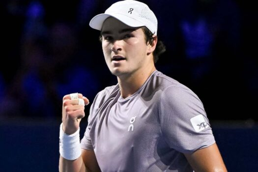 João Fonseca x Gael Monfils duelam no MGM Slam neste domingo (01). Saiba onde assistir ao vivo, horário e o formato do torneio (20h55).