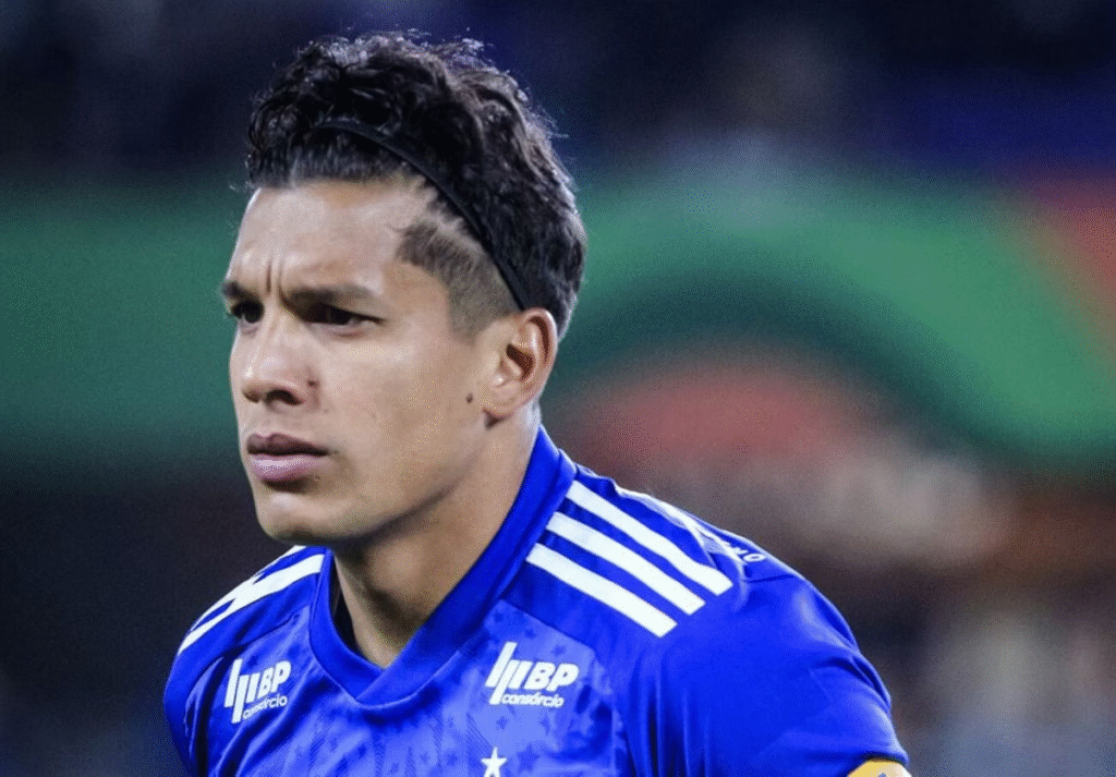 Lucas Romero sofre fratura na costela e Bruno Rodrigues tem lesão na coxa. Veja a nota oficial do Cruzeiro e os desfalques para o jogo contra o Flamengo.