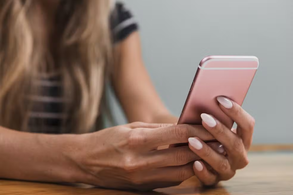 Tribunal de Justiça da Bahia lança o app TJBA Zela hoje (09/03). Veja como pedir medida protetiva pelo celular, anexar provas e acionar a PM em casos de violência.