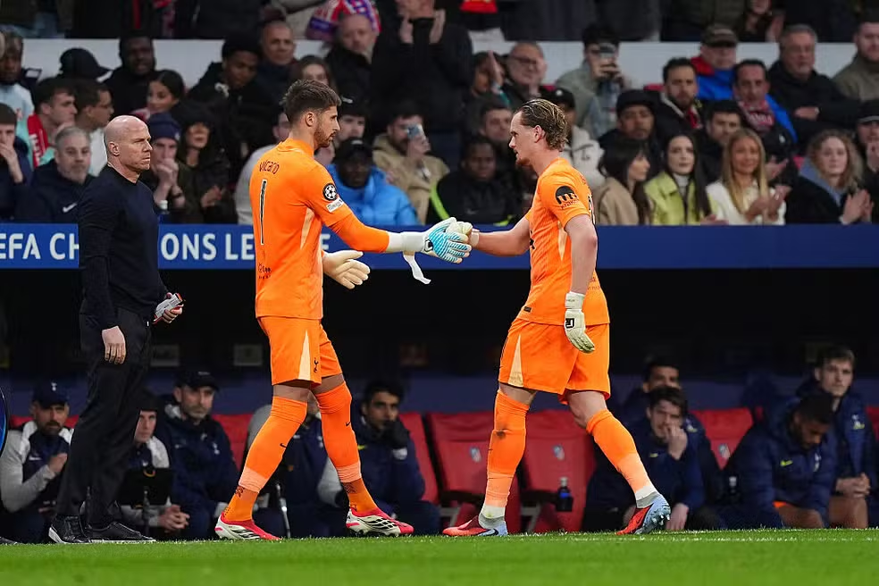 Goleiro Kinsky falha, entrega gols e sai aos 16 min em Atlético de Madrid x Tottenham. Veja detalhes do lance na Champions.