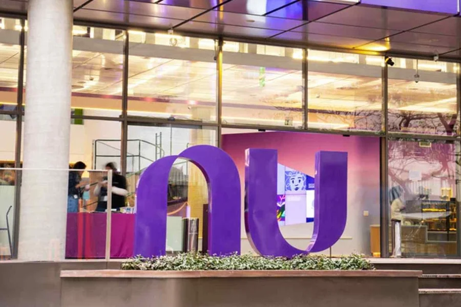 Justiça condena Nubank por bloquear contas sem aviso. Veja seus direitos e as decisões sobre retenção de dinheiro.