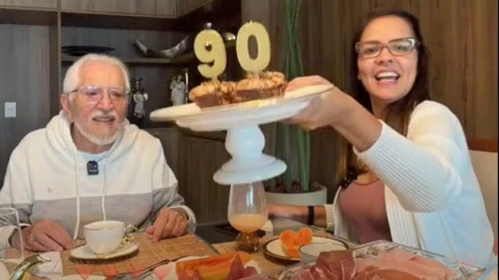 Em casa, Carlos Alberto de Nóbrega comemora chegada dos 90 anos
