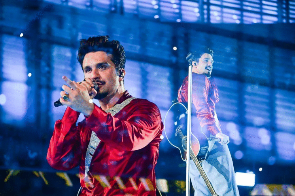 Saiba onde assistir ao show de Luan Santana ao vivo hoje (14/03). Veja como acompanhar a turnê "Registro Histórico" no SBT e YouTube.