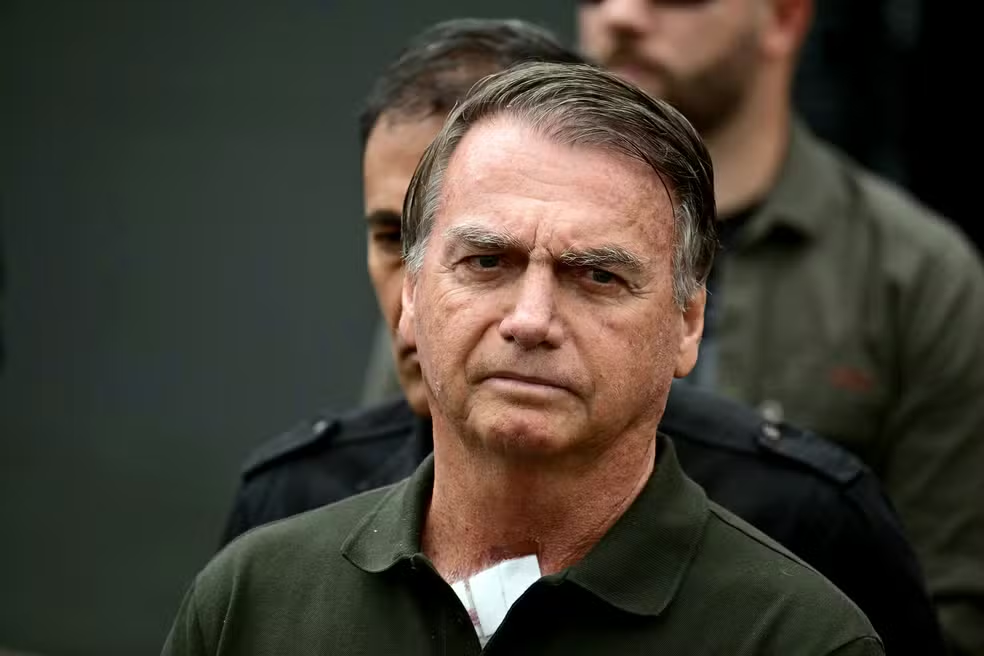 air Bolsonaro apresenta piora na função renal durante internação por pneumonia na UTI. Confira o boletim médico e o estado de saúde do ex-presidente hoje (14/03).