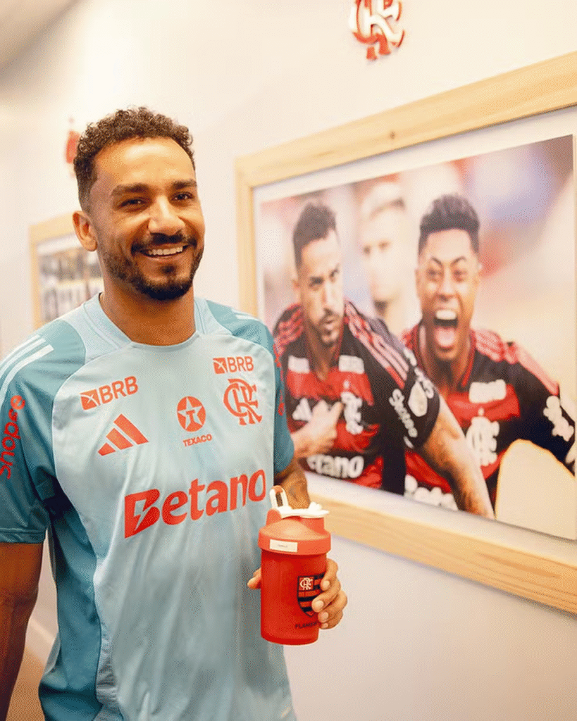 Danilo atua como mentor de Leonardo Jardim no Flamengo. Veja como o zagueiro auxilia a adaptação do técnico e os planos para sua aposentadoria em 2026.