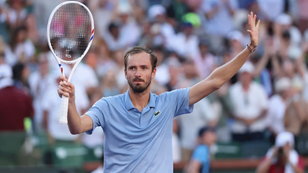 Medvedev elimina Carlos Alcaraz e vai à final de Indian Wells contra Jannik Sinner. Veja o resumo das semifinais e o horário da decisão hoje (15/03).