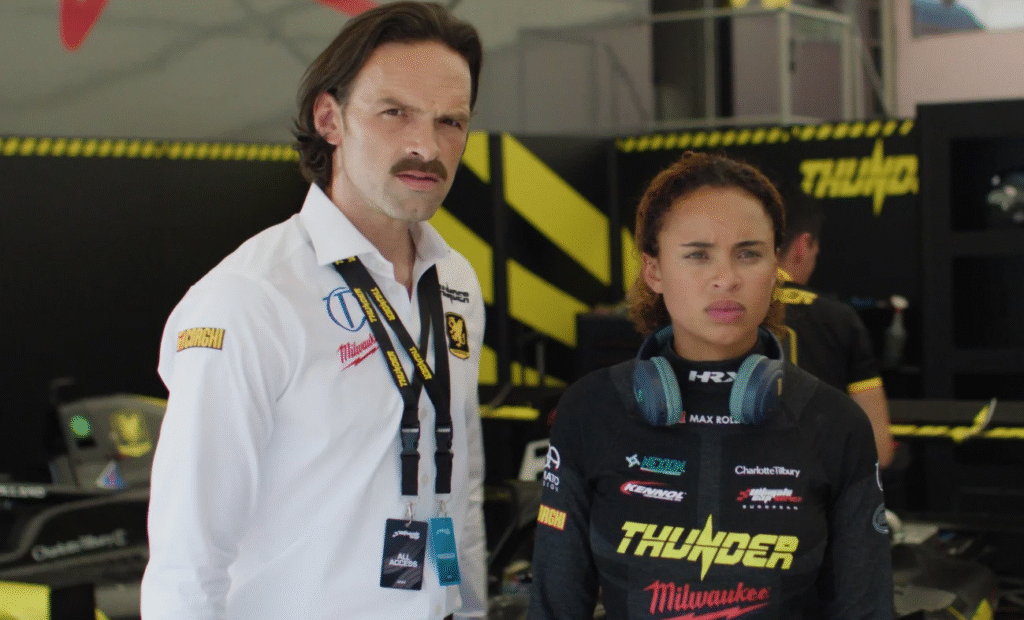 Saiba onde assistir Faster – No Limite da Velocidade. Filme de Fórmula 1 com Paola Locatelli estreia no Telecine e Globoplay. Confira sinopse e horários.