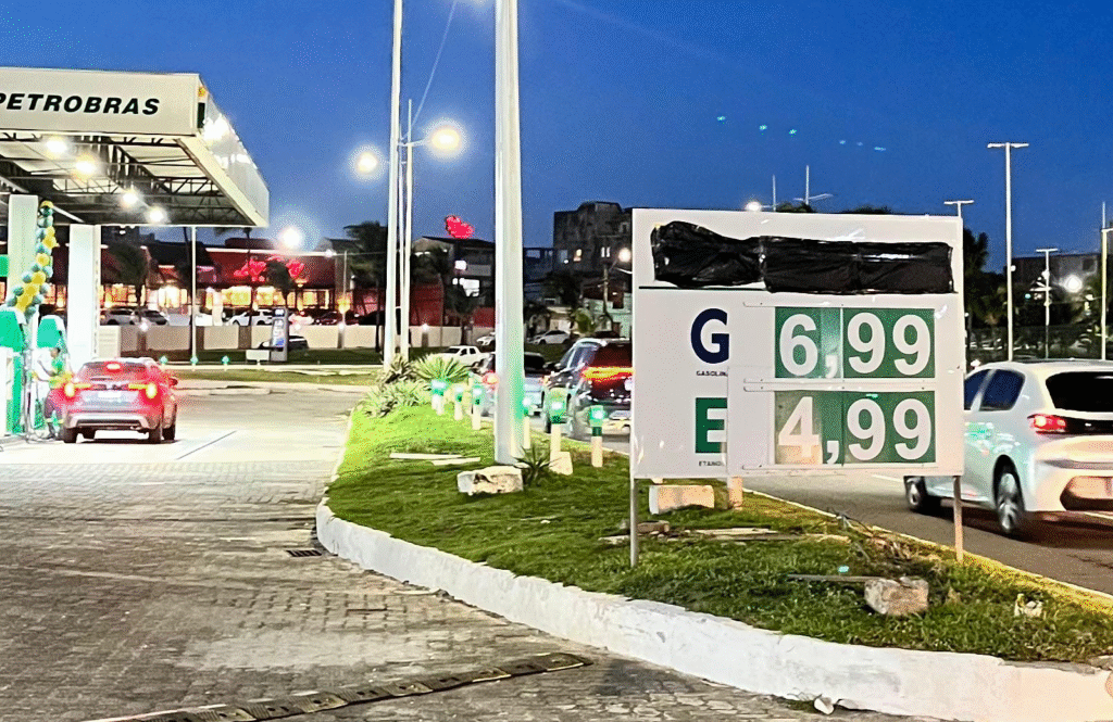 Petrobras eleva preço do diesel em R$ 0,38 neste sábado (14). Reajuste ocorre após alta do petróleo por conflitos mundiais.