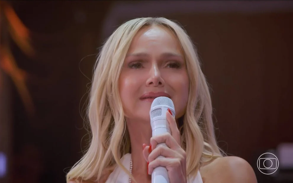 Eliana não segura a emoção na estreia oficial do seu novo programa nas tardes de domingo da Globo