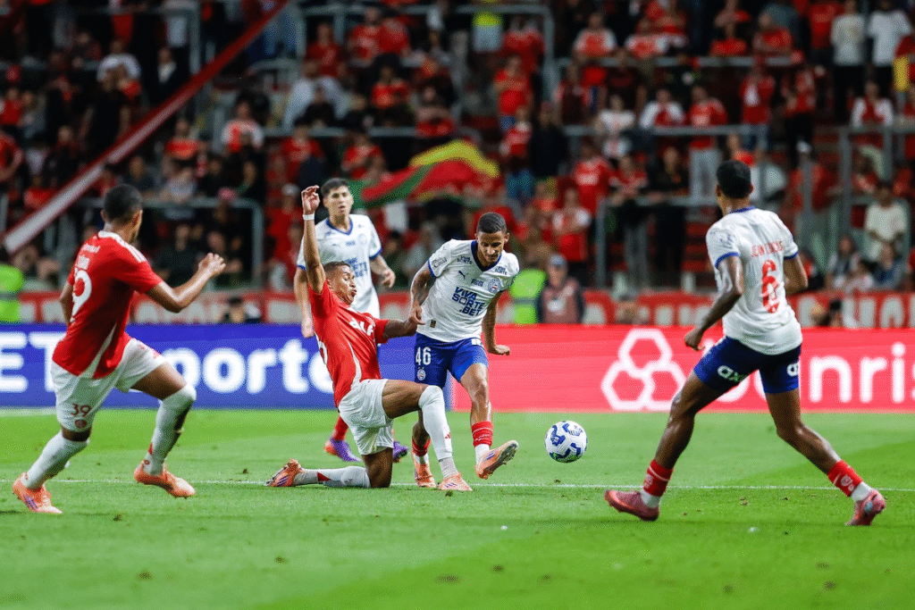 Internacional x Bahia se enfrentam pelo Brasileirão. Veja onde assistir ao vivo, horário e escalações deste domingo (15).