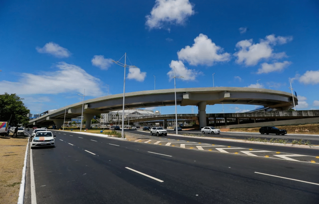 Saiba como fica o trânsito no Iguatemi após o fechamento do acesso da Av. ACM. Confira as novas rotas para a Paralela e BR-324 em Salvador.