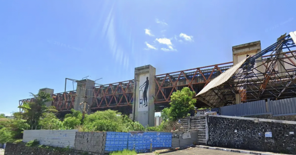 Leilão do antigo Centro de Convenções em Salvador acontece em 26 de março. Entenda por que o zoneamento ZUE-12 proíbe construções residenciais no local.
