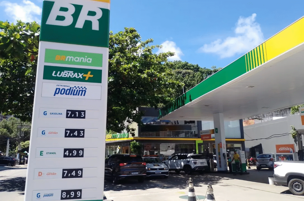 Gasolina chega a R$ 7,13 em Salvador. Veja a explicação da Acelen sobre os aumentos e confira a lista de postos com os menores preços hoje.