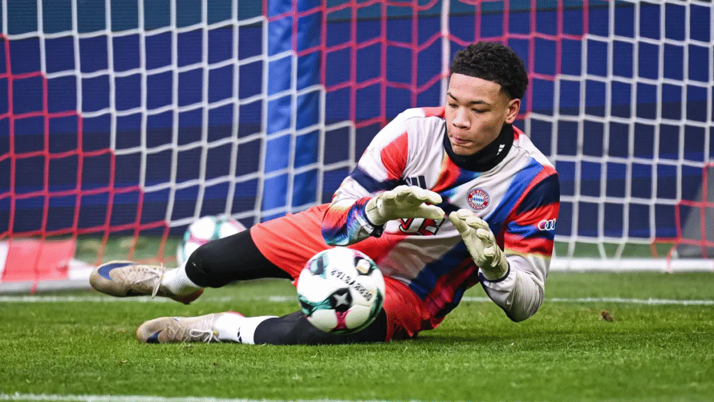 Bayern de Munique pode escalar goleiro de 16 anos na Champions após lesões de quatro titulares. Entenda o drama.