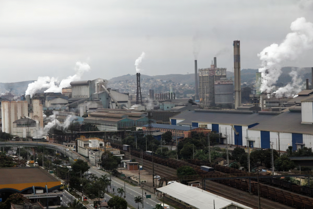 Bancos cobram venda da CSN Cimentos para liberar US$ 1,5 bilhão à siderúrgica. Veja detalhes da negociação.