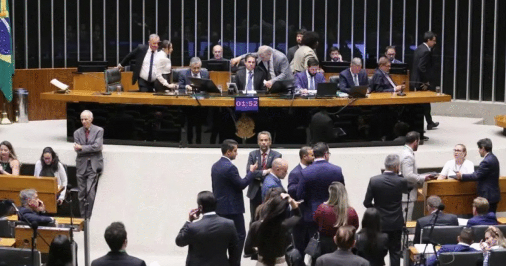 Câmara aprova urgência para aumentar limite do MEI para R$ 130 mil. Veja o que muda no faturamento e na contratação de funcionários.