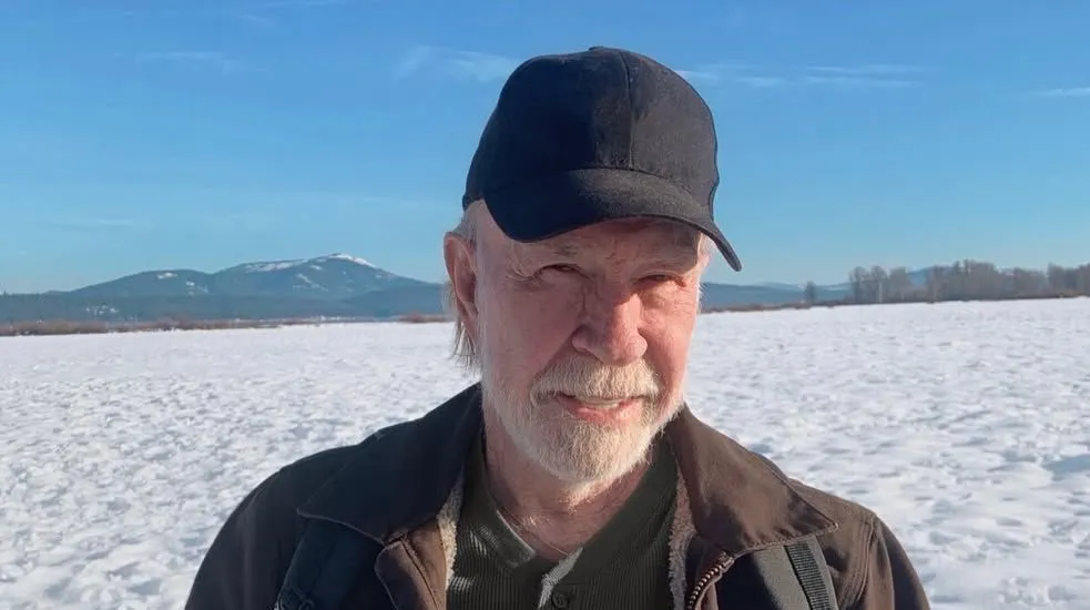 Chuck Norris é hospitalizado no Havaí após emergência médica repentina. Ator de 86 anos segue estável e bem-humorado.