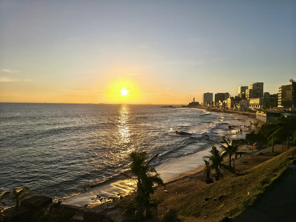 Salvador registra calor intenso de até 34°C na última semana de verão. Confira a previsão do tempo detalhada da Codesal.
