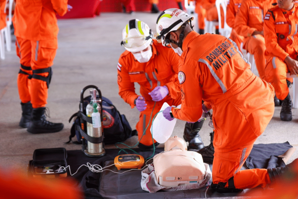 Corpo de Bombeiros realiza treinamento tático na Estação Bonocô, em Salvador, neste sábado (21). Veja detalhes da simulação de resgate.