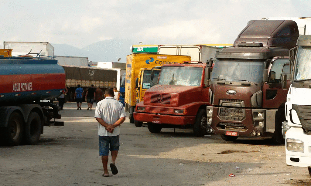 Manifestação de caminhoneiros causa 5 km de congestionamento na BR-324 em Salvador. Motoristas protestam contra o preço do diesel.
