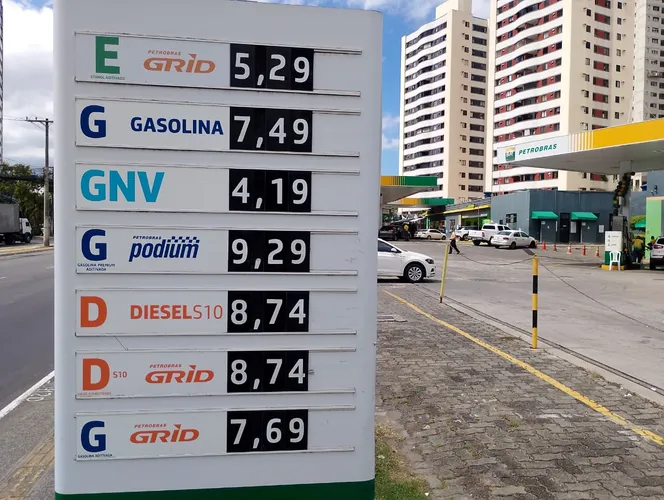 Preço da gasolina em Salvador dispara e chega a R$ 7,79 após reajuste da Acelen. Confira o levantamento exclusivo nos postos da capital.