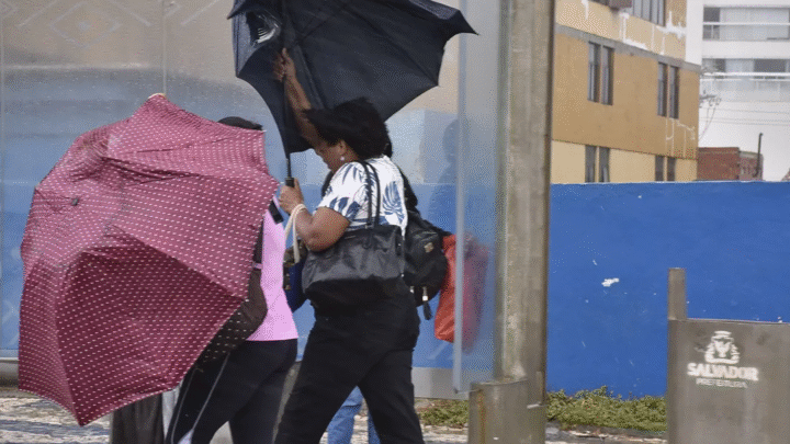 Salvador entra em alerta e pode registrar chuvas intensas neste domingo (1º)