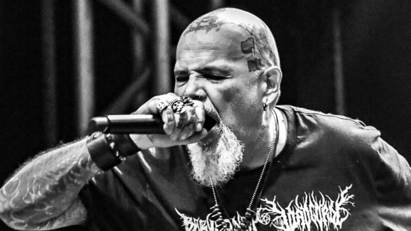 Vocalista do Ratos de Porão, João Gordo, é detido no aeroporto de Confins, em BH