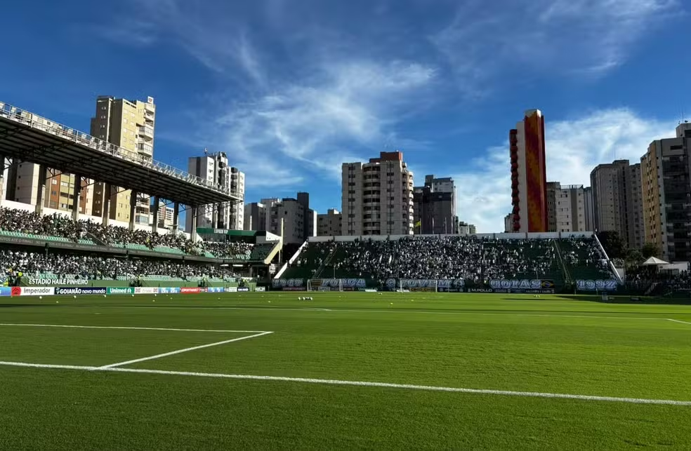 Saiba tudo sobre Goiás x América-MG: escalações, onde assistir ao vivo e horário do jogo deste domingo (22).