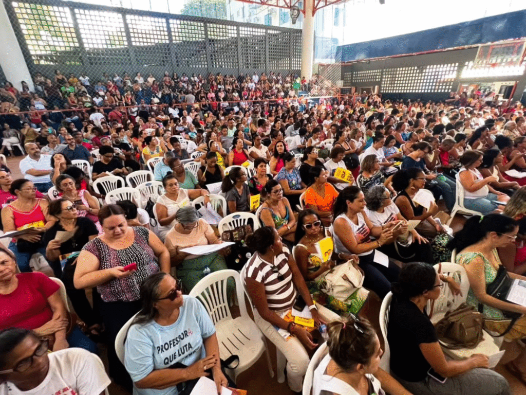 Paralisação da rede municipal de ensino de Salvador acontece nesta quarta (25). Veja detalhes da passeata e reivindicações.