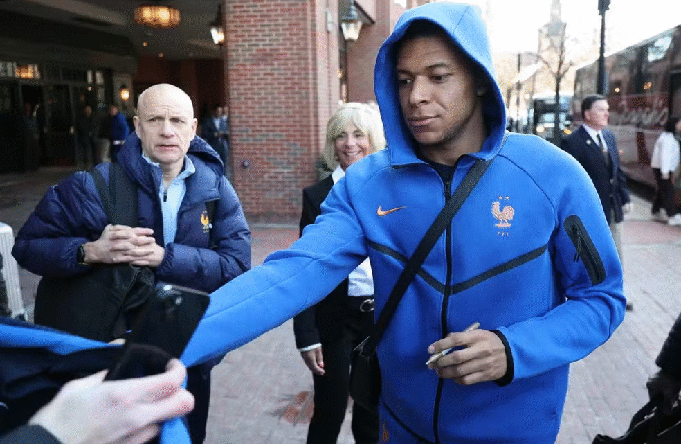 França faz revelação surpreendente ao chegar para jogo contra o Brasil