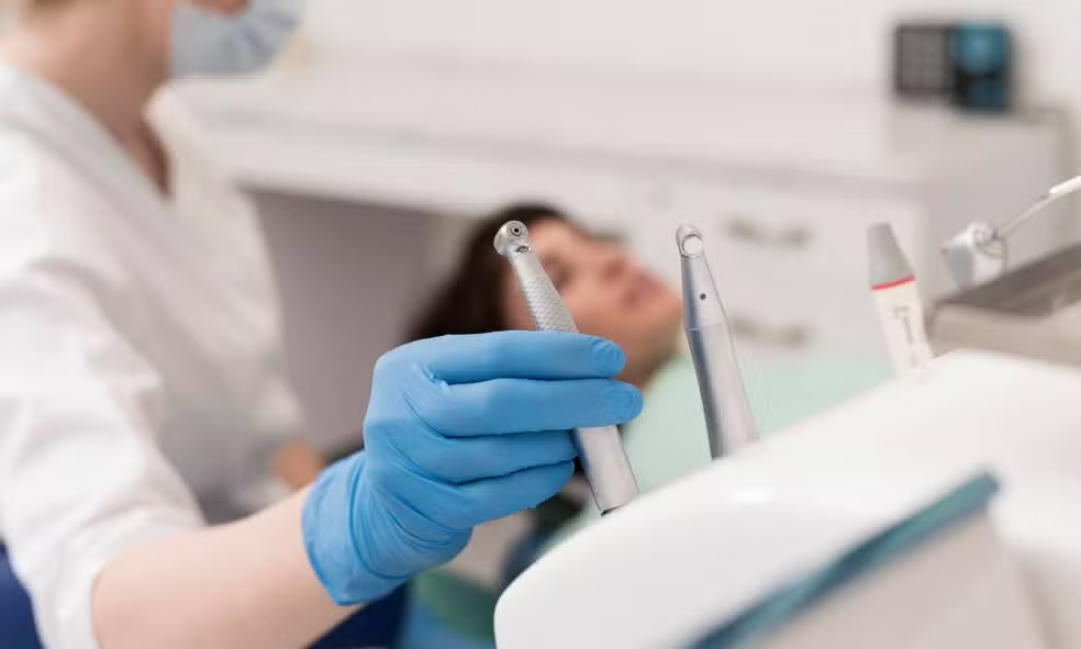 Estácio oferece dentista gratuito à noite em Salvador. Agende restauração, canal e extração no Stiep pelo (71) 2107-8238.