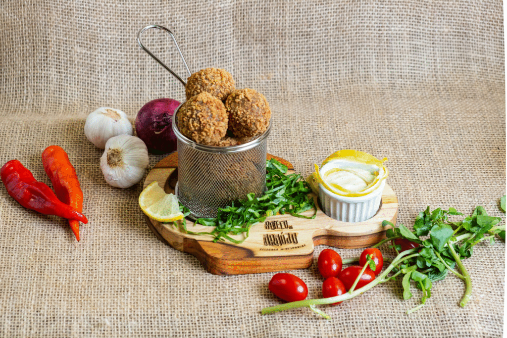 Comida di Buteco 2026 em Salvador: 63 bares participam com petiscos de verduras a R$ 40. Confira o roteiro completo.