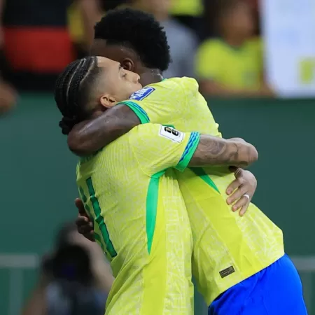 Brasil x França se enfrentam hoje com Raphinha e Vini Jr no ataque. Confira a estratégia de Ancelotti.
