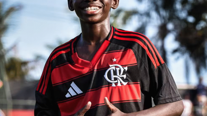 Joia do Flamengo de 12 anos brilha em mundial e recebe elogio de Filipe Luís