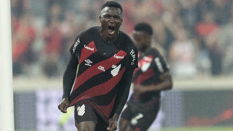 Na Arena, Goleada do Athletico-PR afunda o Botafogo pelo Brasileirão