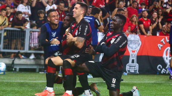 Goleada do Athletico-PR: Furacão vence Botafogo por 4 a 1 no Brasileirão. Veja os gols e os melhores lances.