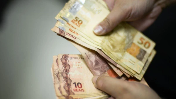 Novo projeto de lei prevê salário mínimo para estagiários e benefícios obrigatórios. Veja o que muda na lei e como funciona a reserva de vagas.