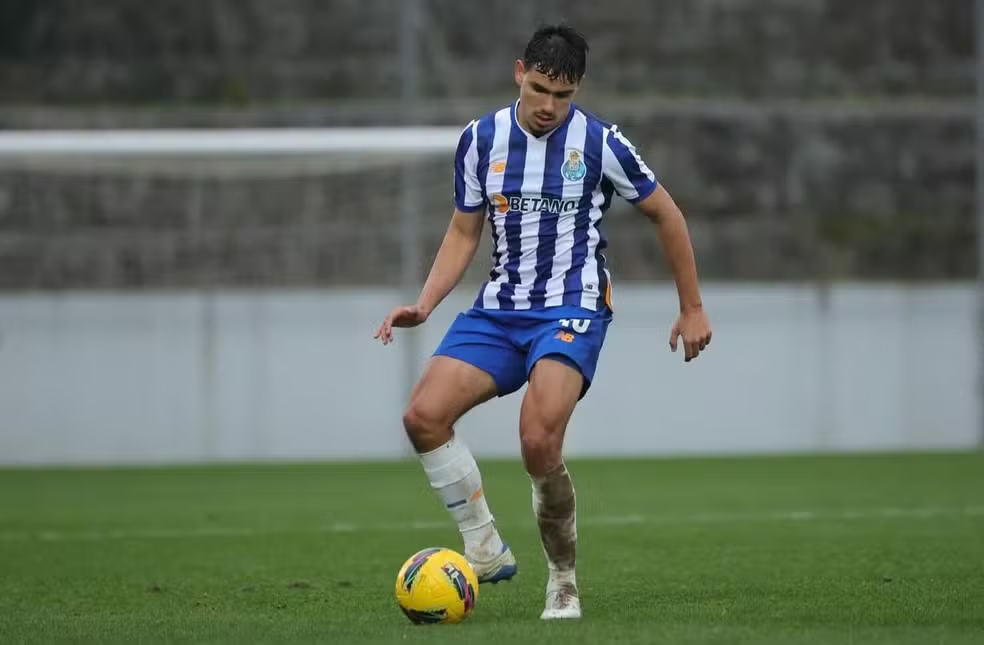 Moreira está de volta ao São Paulo. Lateral-direito rescinde com o Porto e já treina no CT da Barra Funda para reforçar o time de Hernán Crespo. Confira.