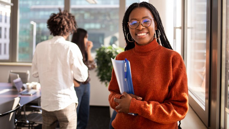 Novo projeto prevê salário mínimo para estagiários, vale-refeição e proíbe trabalho aos fins de semana. Veja as regras.