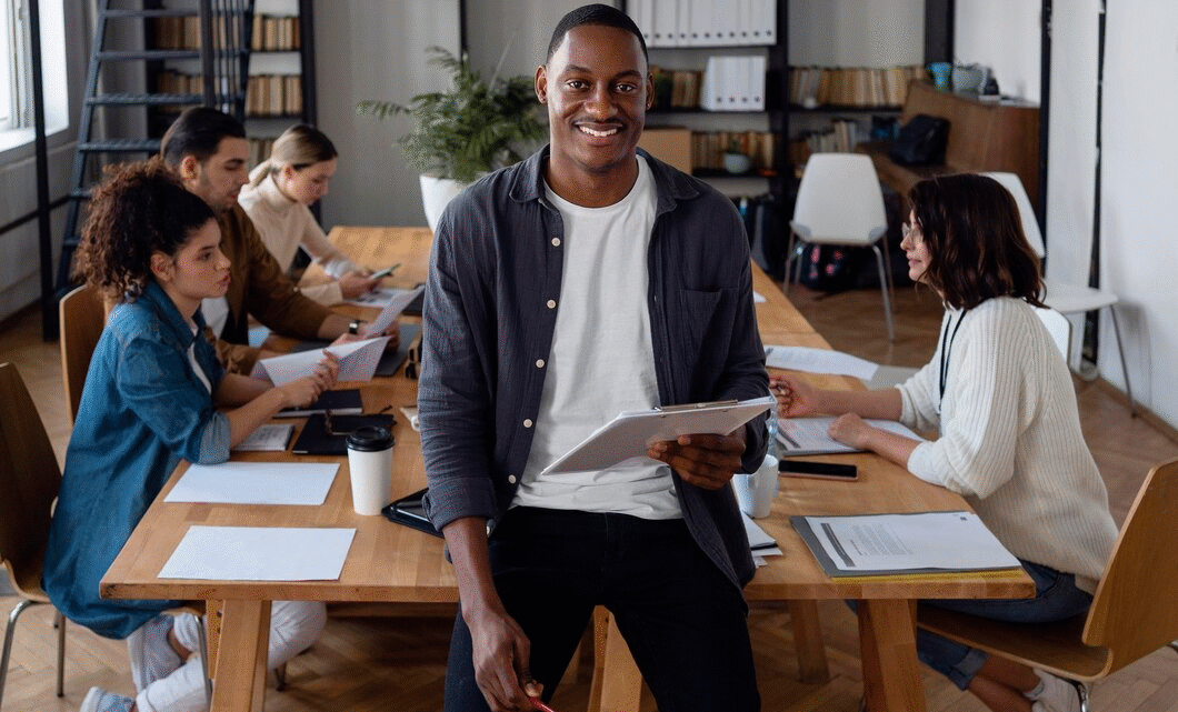 Estagiários podem ter direito a bolsa-auxílio de um salário mínimo