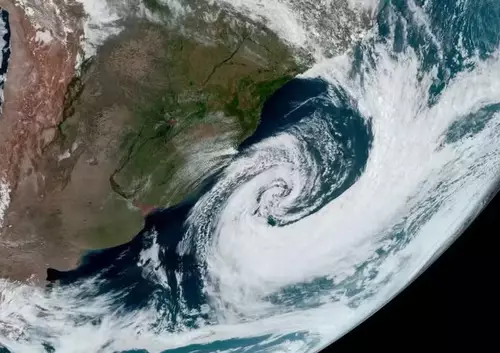 Ciclone extratropical avança e ameaça cidades do litoral gaúcho