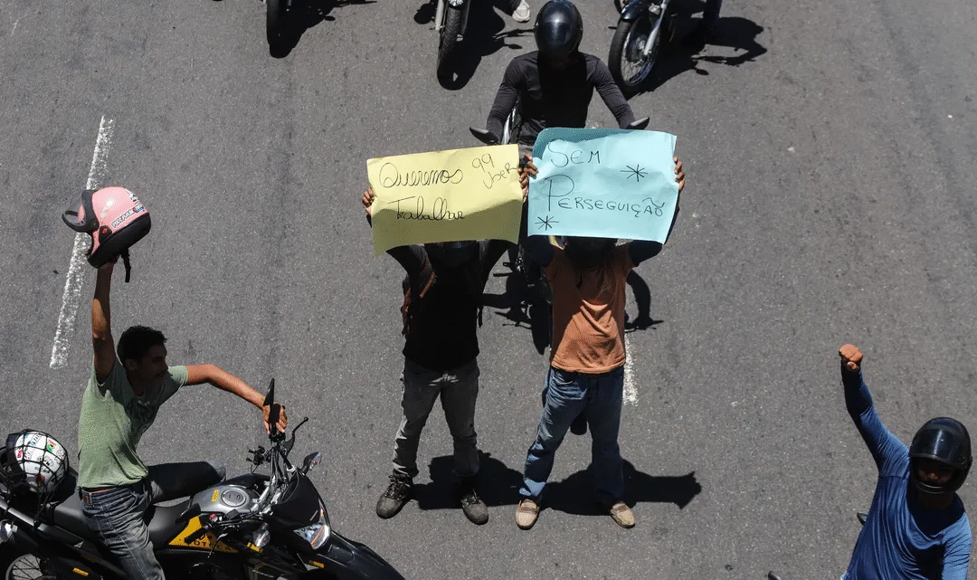 O fim do mototáxi? Entenda a disputa entre prefeitura e Uber e 99