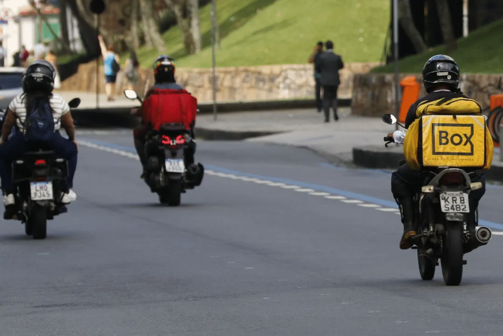 Salário de motoboys aumenta 30% com adicional de periculosidade sob regime CLT. Confira as regras nesta quinta (09).