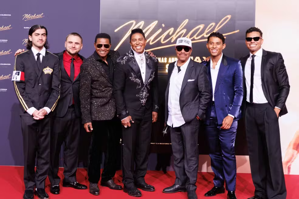 Jackie Jackson chora ao assistir a estreia de ‘Michael’ e elogia Jaafar Jackson. Filme estreia em 23 de abril no Brasil.