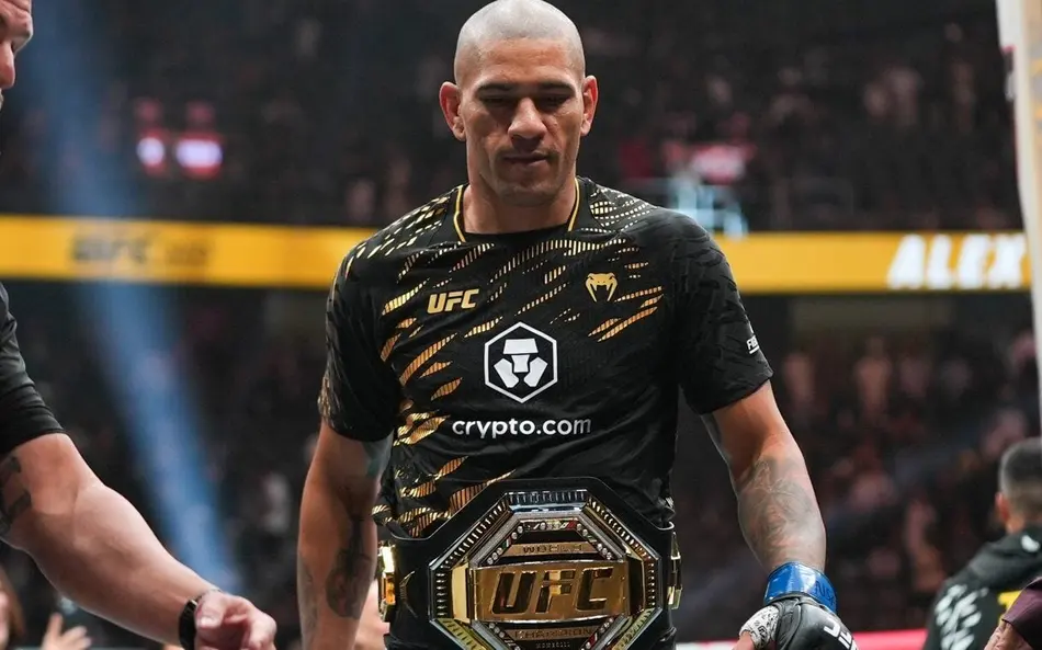 Alex Poatan perde cinturão dos meio-pesados ao fim do UFC 327. Brasileiro busca feito inédito entre os pesos-pesados da organização.